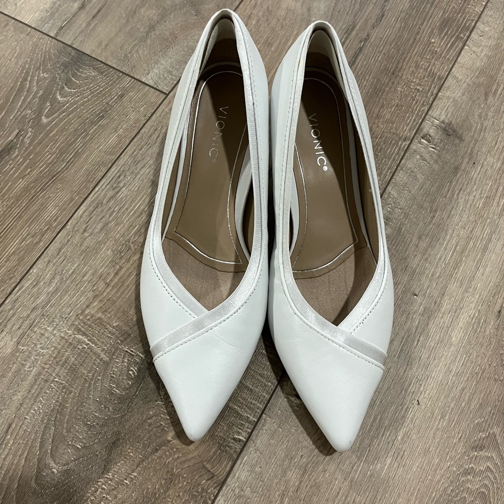 Vionic white leather sylvie kitten heels size 6.5
